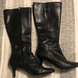 Rockport 7.5 dress boots. Super comfortable.